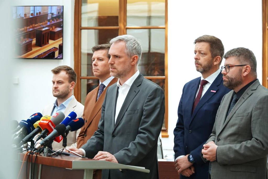Vláda protlačila rozvolnění dluhových pravidel. Na sílu a bez odborné diskuze. Opozice je připravena se obrátit na Ústavní soud